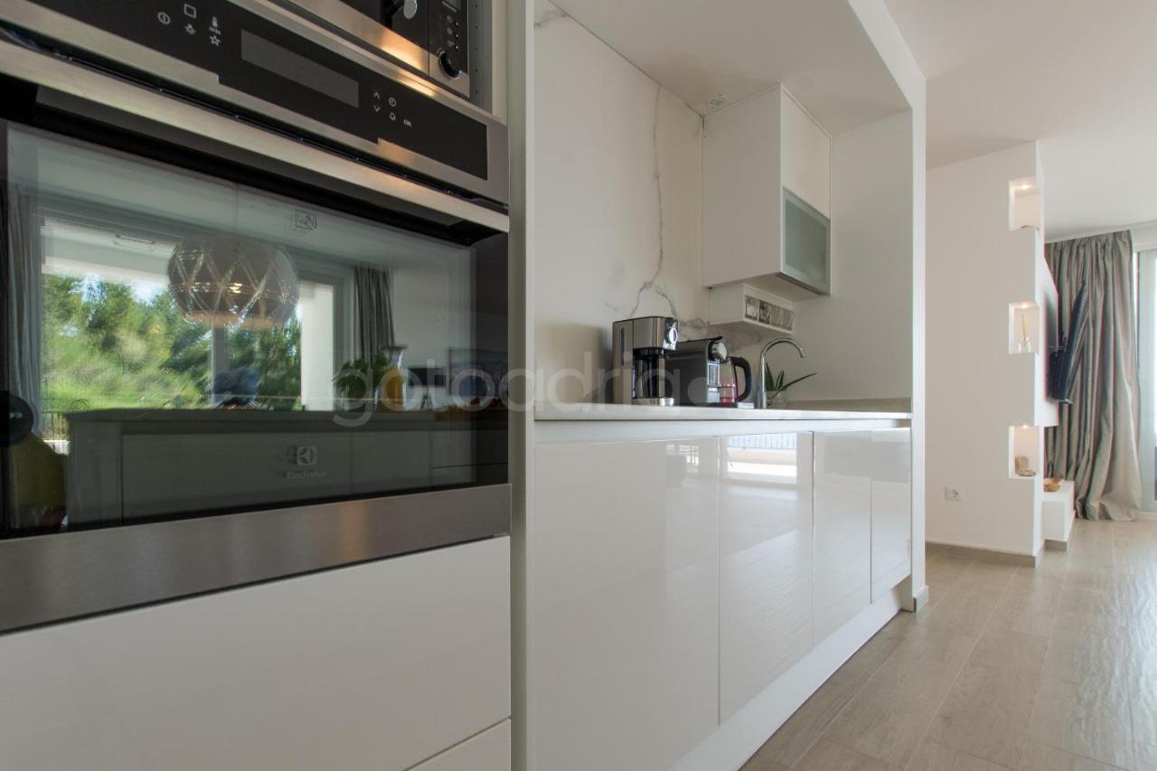 Villa Smaragd - Opal - Luxury Apt With Shared Pool And Private Hot Tub Макарска Экстерьер фото