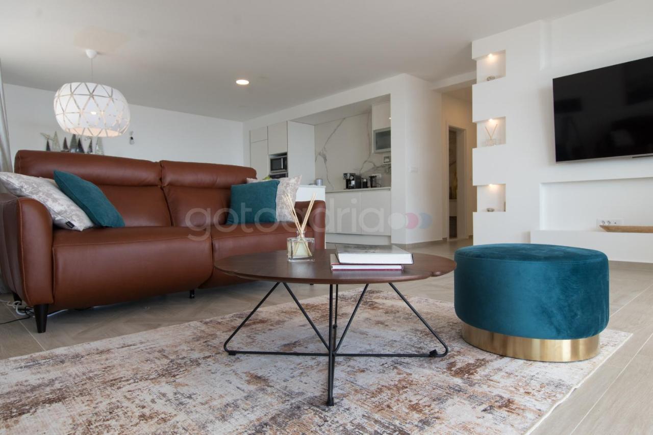 Villa Smaragd - Opal - Luxury Apt With Shared Pool And Private Hot Tub Макарска Экстерьер фото