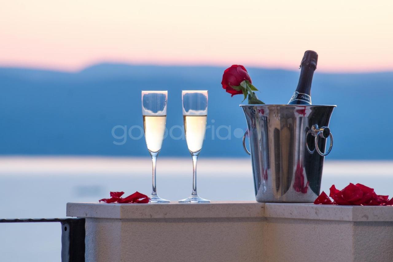 Villa Smaragd - Opal - Luxury Apt With Shared Pool And Private Hot Tub Макарска Экстерьер фото
