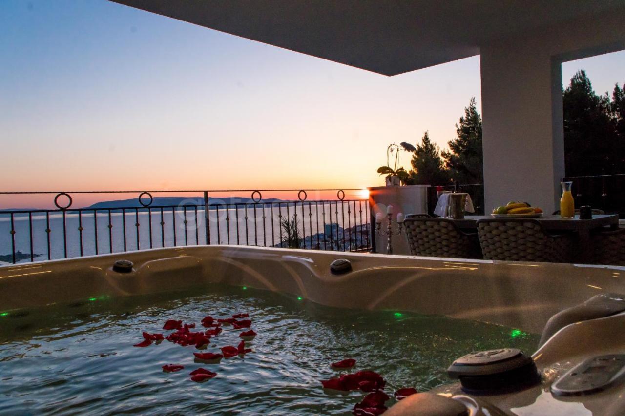 Villa Smaragd - Opal - Luxury Apt With Shared Pool And Private Hot Tub Макарска Экстерьер фото