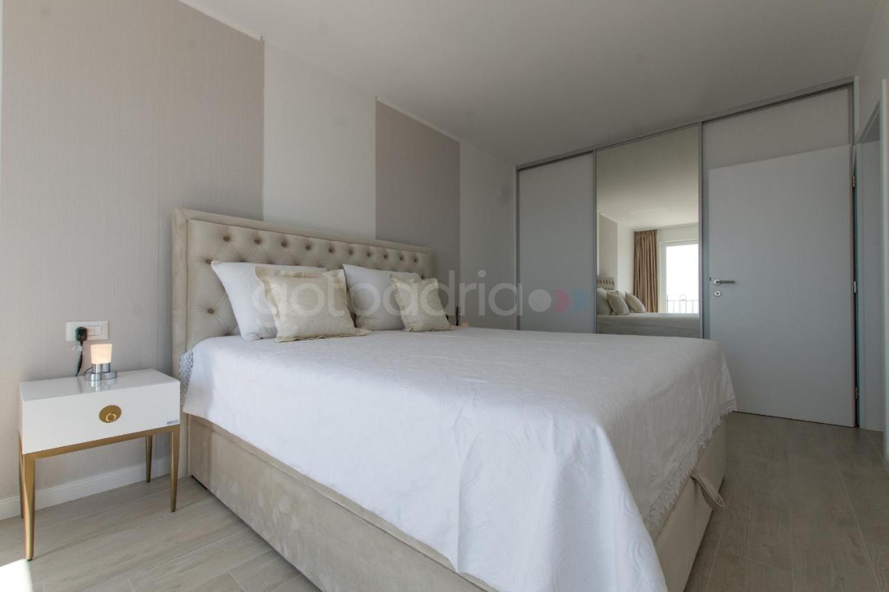 Villa Smaragd - Opal - Luxury Apt With Shared Pool And Private Hot Tub Макарска Экстерьер фото