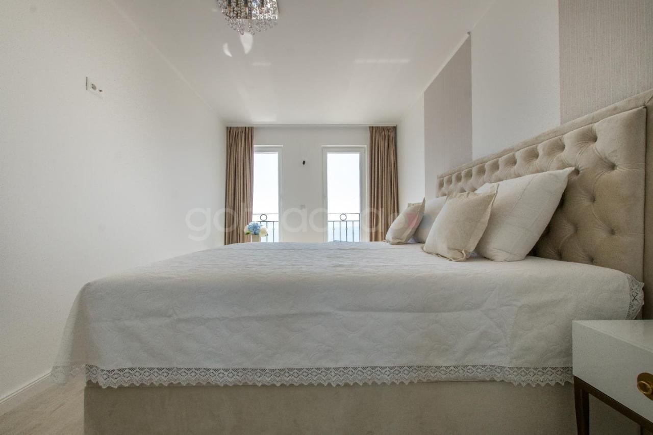 Villa Smaragd - Opal - Luxury Apt With Shared Pool And Private Hot Tub Макарска Экстерьер фото