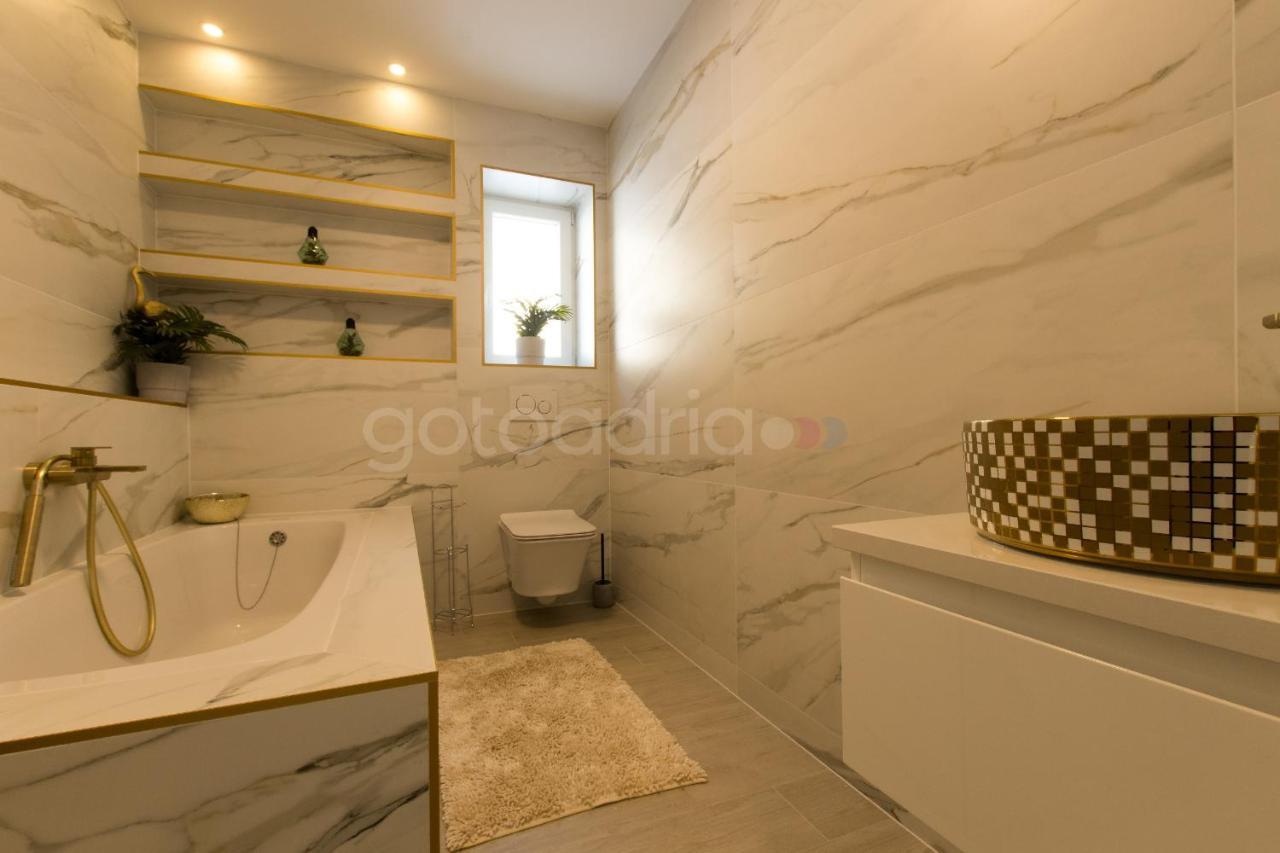 Villa Smaragd - Opal - Luxury Apt With Shared Pool And Private Hot Tub Макарска Экстерьер фото