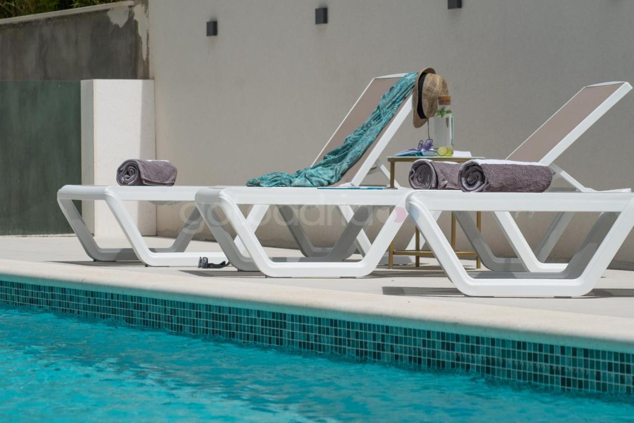 Villa Smaragd - Opal - Luxury Apt With Shared Pool And Private Hot Tub Макарска Экстерьер фото