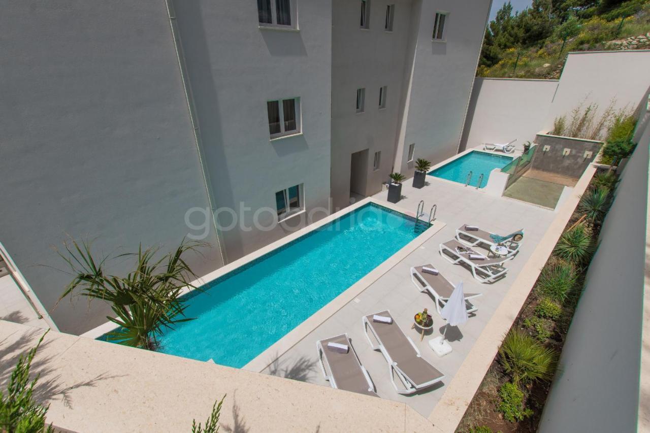 Villa Smaragd - Opal - Luxury Apt With Shared Pool And Private Hot Tub Макарска Экстерьер фото
