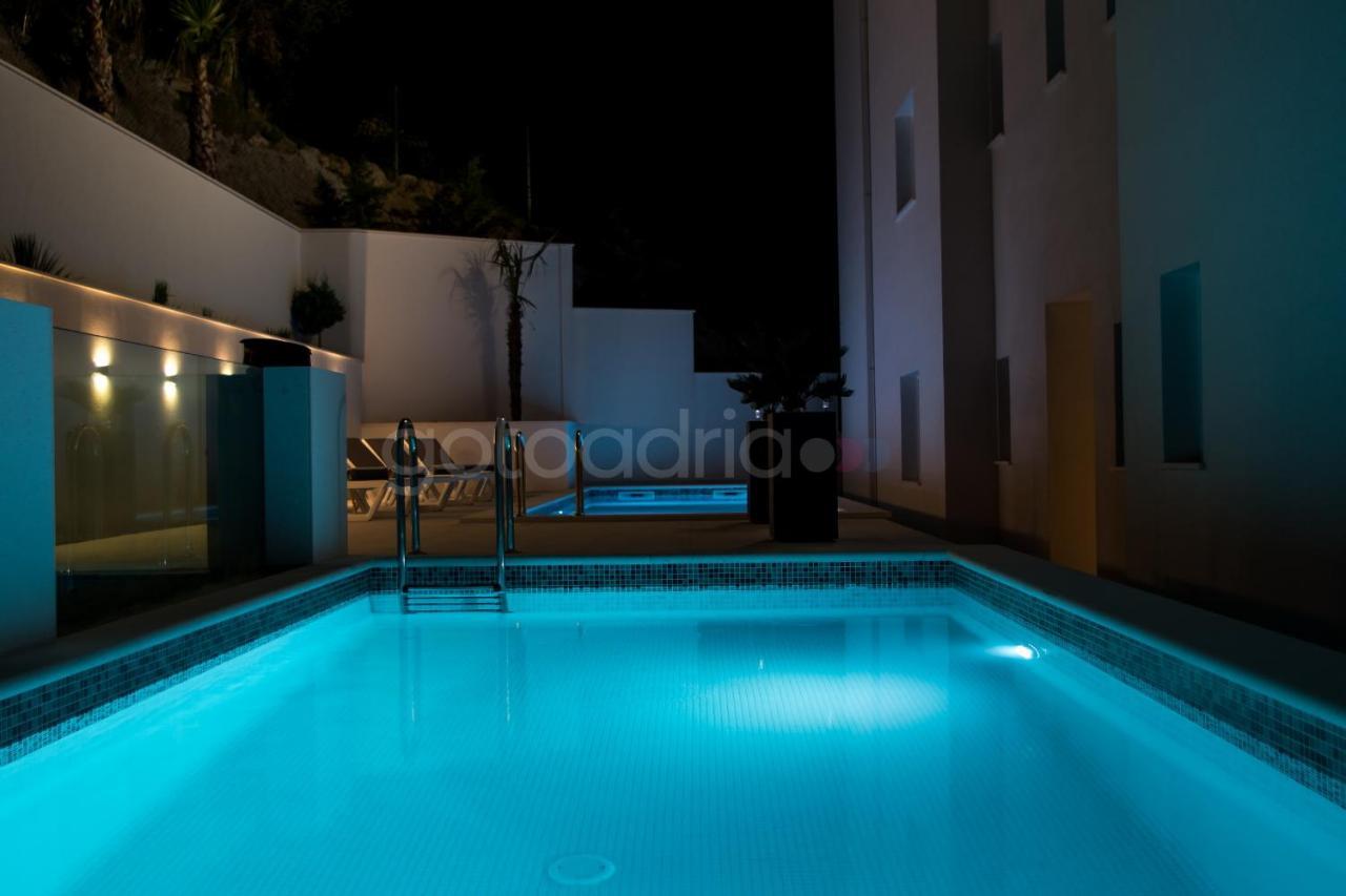 Villa Smaragd - Opal - Luxury Apt With Shared Pool And Private Hot Tub Макарска Экстерьер фото