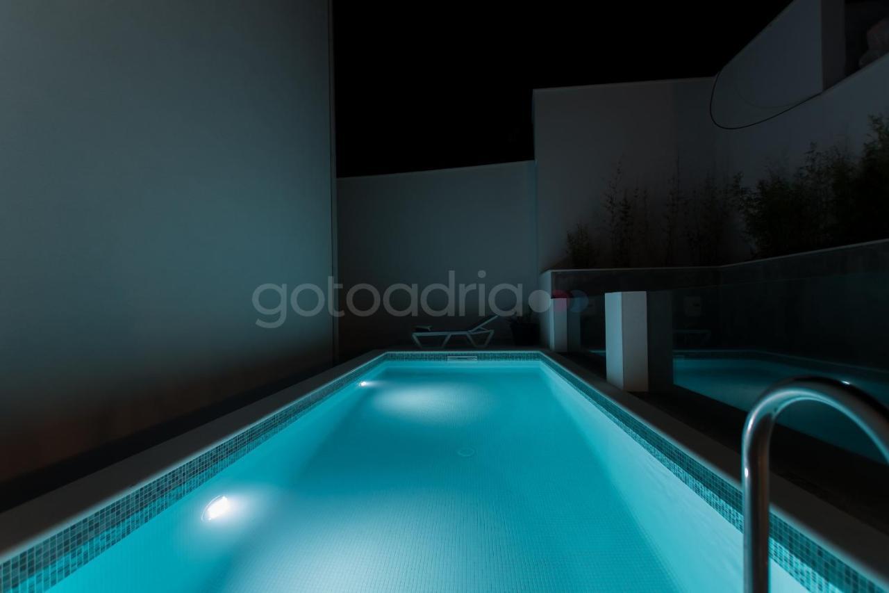 Villa Smaragd - Opal - Luxury Apt With Shared Pool And Private Hot Tub Макарска Экстерьер фото